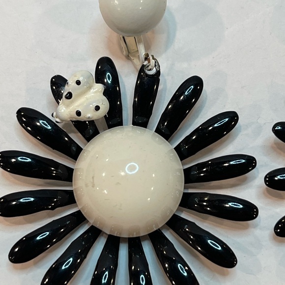 Vintage MCM 1960-70s Large Retro Daisy w Ladybug Clip On Earrings Summer Fun - Picture 3 of 12